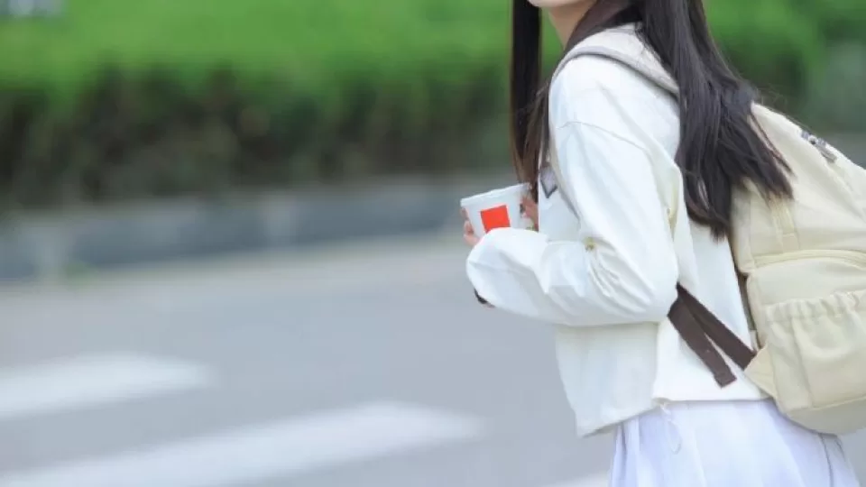 每日主题视频合集移动版·日日鲁视频·糖心cos视频:散步里的我们有几个人播放预览封面